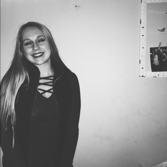 Meet your Posher, Alyssa - Picture 1 of 1