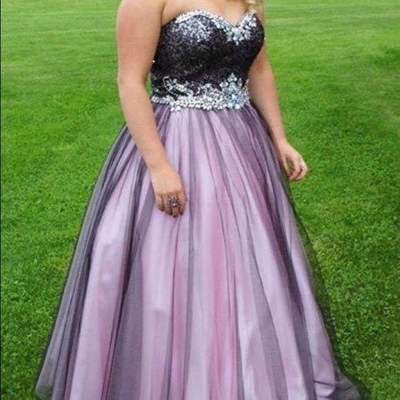 Size 8 prom dress with a corset adjustable back.