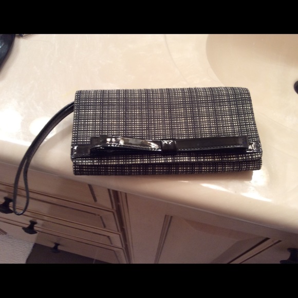 Kate spade wristlet/wallet with patent leather bow