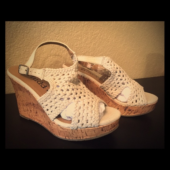 NWOT nude Mudd wedges.