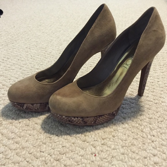 Suede Pumps