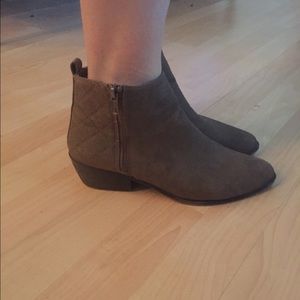 MADDEN GIRL ANKLE BOOTS (TAUPE)