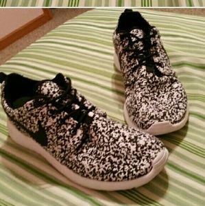 Black and white speckled nike roshe