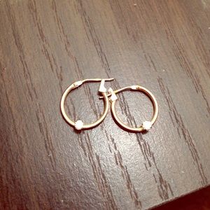 18 crt gold diamond accent.