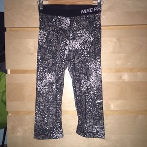 Black and white splatter Nike Pro capris
