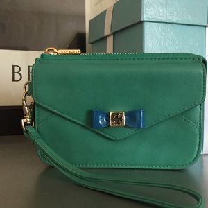 🎉SALE! Tory Burch Bow Wristlet