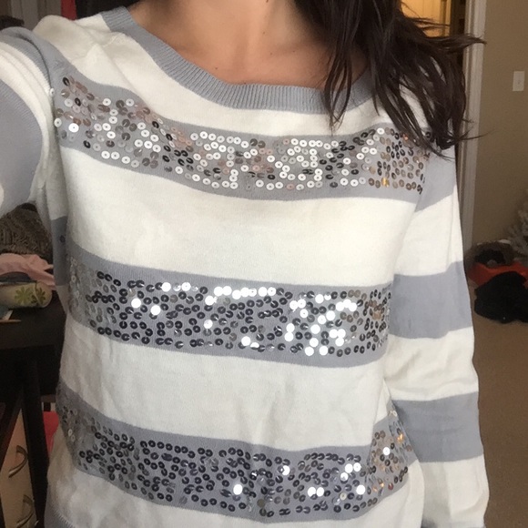 Gray and white striped sweater - Picture 2 of 2