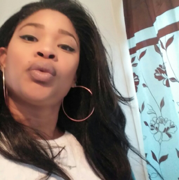 Meet your Posher, Selena - Picture 2 of 2