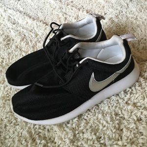 Black Nike Roshe Women's Shoe
