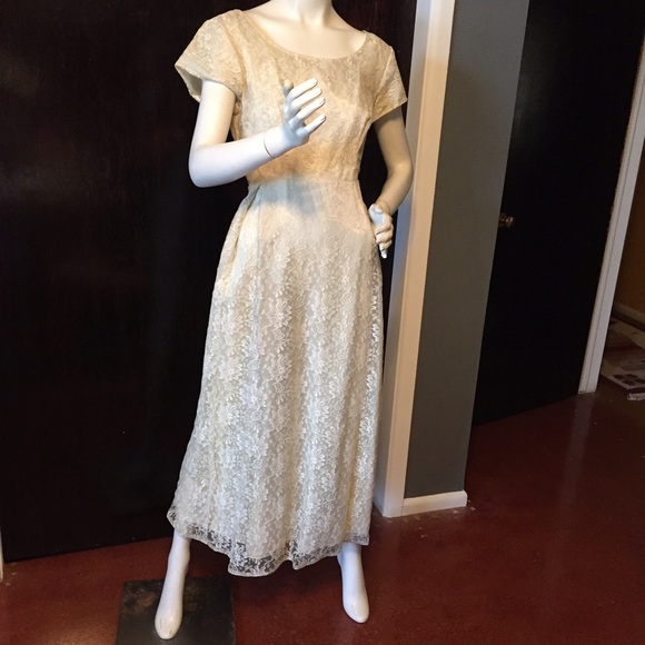 Beautiful ivory vintage lace dress. - Picture 1 of 4