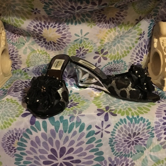 Peep toe wedge
