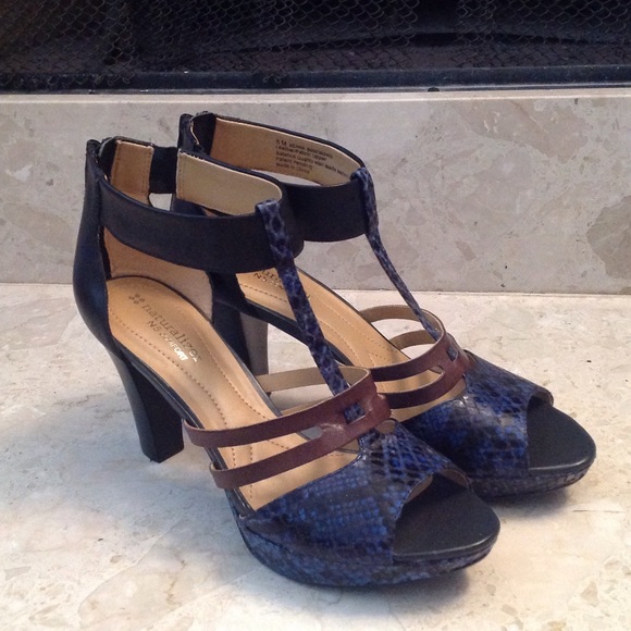 naturalizer navy heels