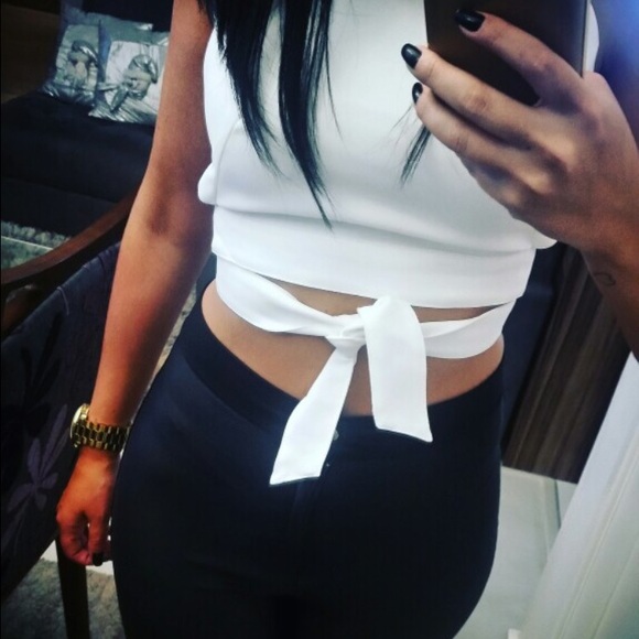 🎈Super cute Knot crop top. - Picture 4 of 4