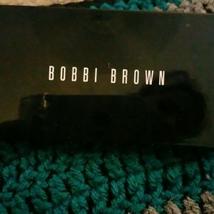 Illuminating finish powder compact foundation