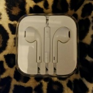 Apple iPhone ear buds / headphones NIB