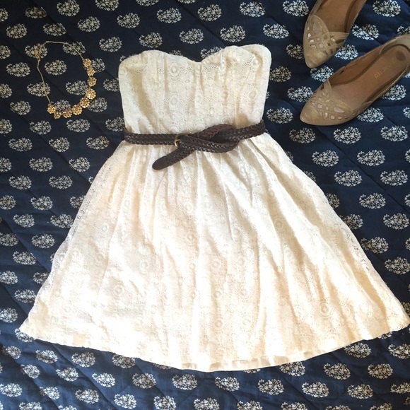 Urban Outfitters Dresses & Skirts - Urban Outfitters Strapless Sweetheart Lace Dress