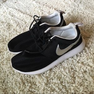 Black Roshe Women's Shoe