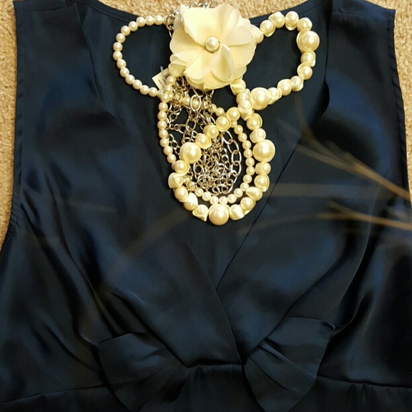 Banana Republic Deep Plunge Blouse Size 8 - Picture 2 of 3