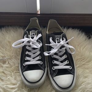 Black low top converse