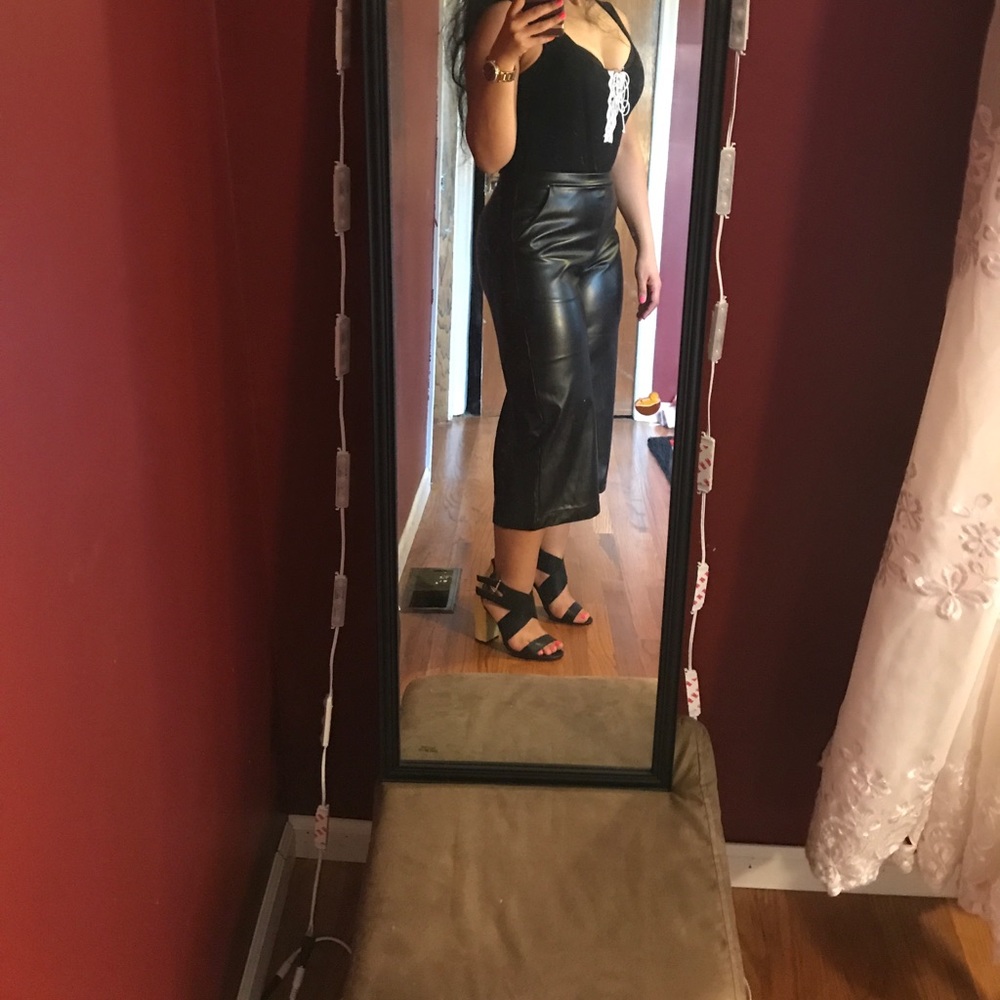 Trendy faux leather Culottes - Picture 2 of 7