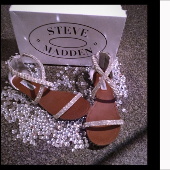 LIKE NEW STEVE MADDEN SANDALS