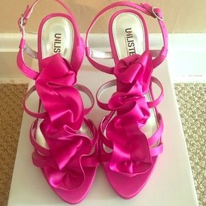 Fuchsia pink ruffled heels!
