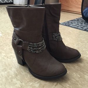 Comfy heeled boots! Worn once👞😍