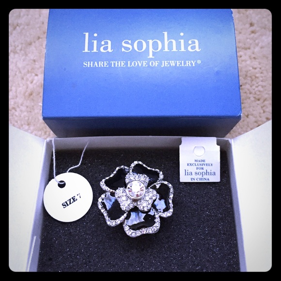 LIA SOPHIA Dahlia Blooming Ring
