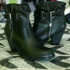 Black Guess ankle boots
