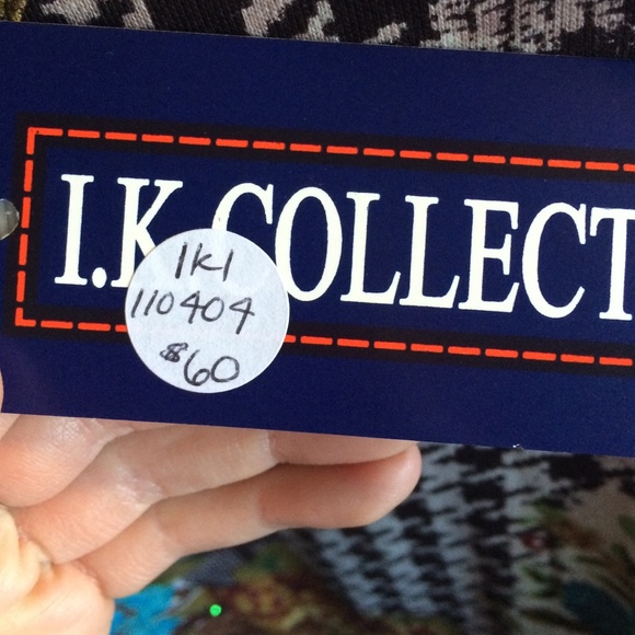 Top with sheer sleeves NWT Retail - Picture 3 of 3