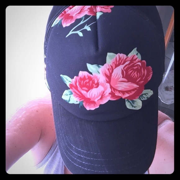 Final Markdown Element Red Roses Hat - image 2