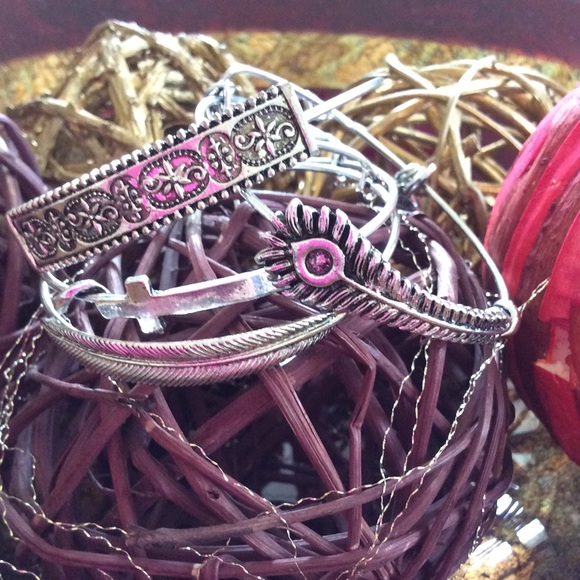 ⚡️SOLD⚡️Set of 4 Bangles. 👉PRICE FIRM👈 - Picture 2 of 3