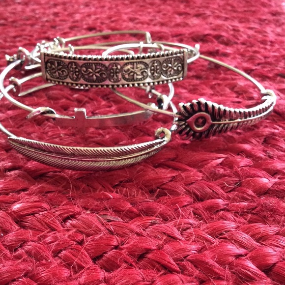 ⚡️SOLD⚡️Set of 4 Bangles. 👉PRICE FIRM👈 - Picture 3 of 3