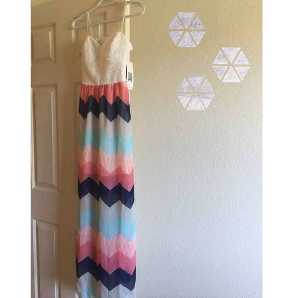 🌸💕NWT chevron and lace dress 💕🌸