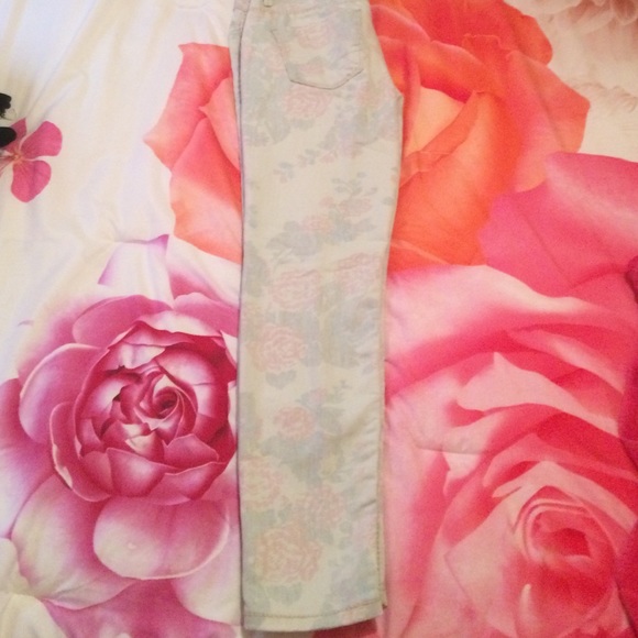Flower printed jeans🌸 - Picture 2 of 3