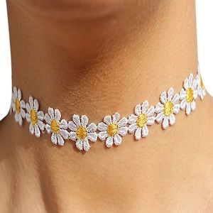 NEW 90s Daisy Crochet Choker