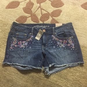 🌸American Eagle Embroidered Shorts!🌸