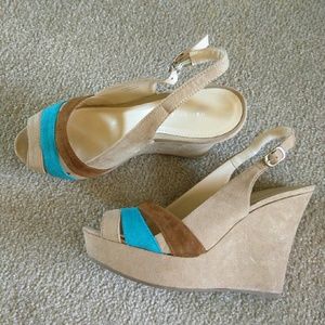 Tan and turquoise wedged heel sandal.