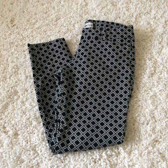 Old Navy Pants - OLD NAVY Pixie Pants Ankle Black white print