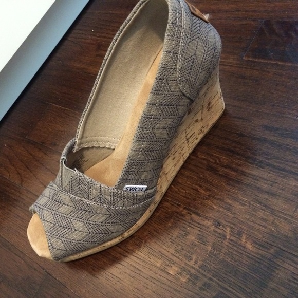 BRAND NEW TOMS Wedges