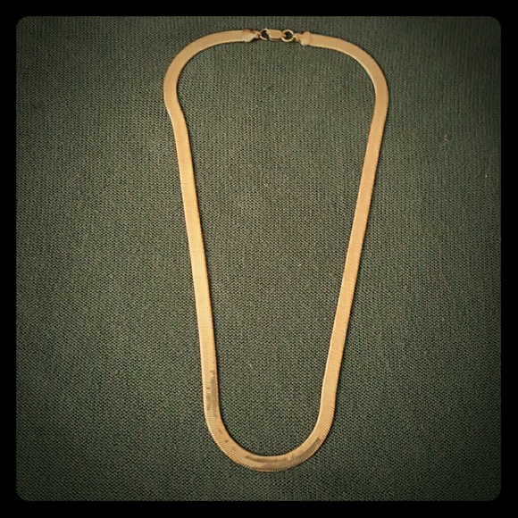 Gold ribbed necklace