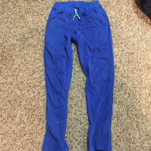 Blue street to studio Lulu Lemon crops