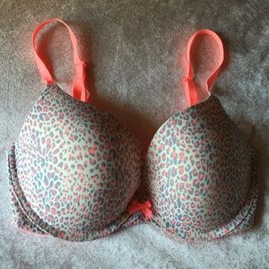 Victoria's Secret 34DD bra