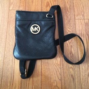 mk shoulder bag w adjustable strap