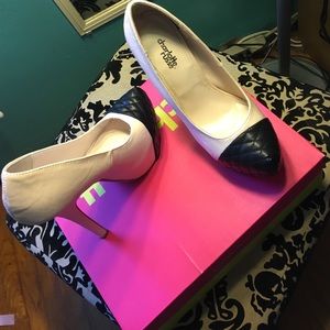 Cream & Black Heels 🎱