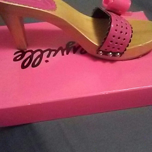 Betsy - Picture 2 of 4