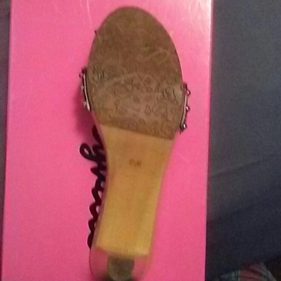 Betsy - Picture 3 of 4