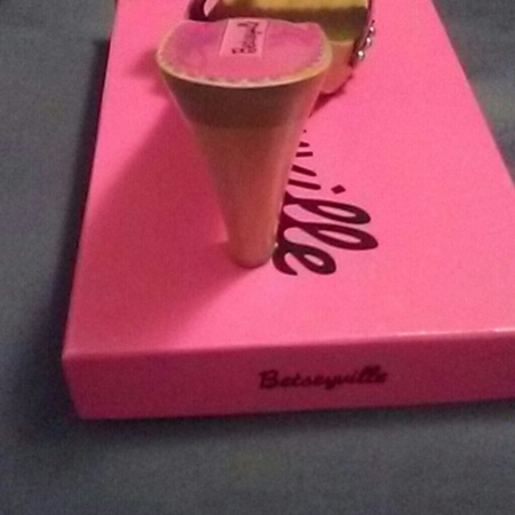 Betsy - Picture 4 of 4