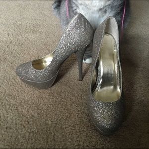 Gold glitter pumps