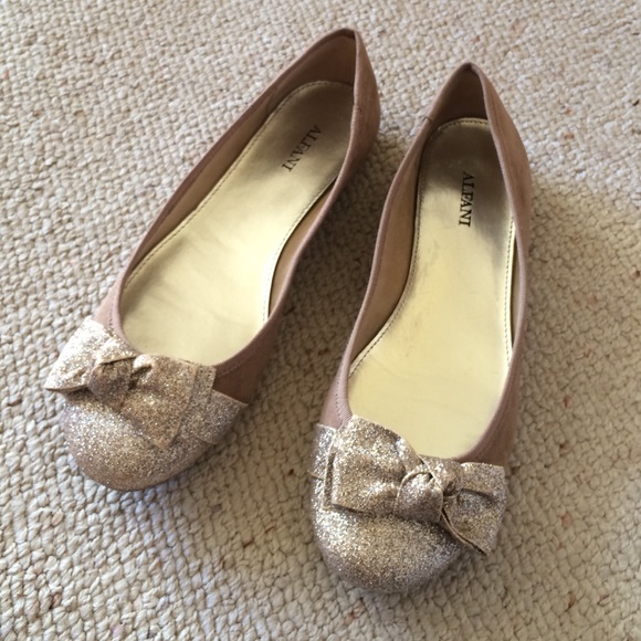 Sparkly gold bow-tie flats!